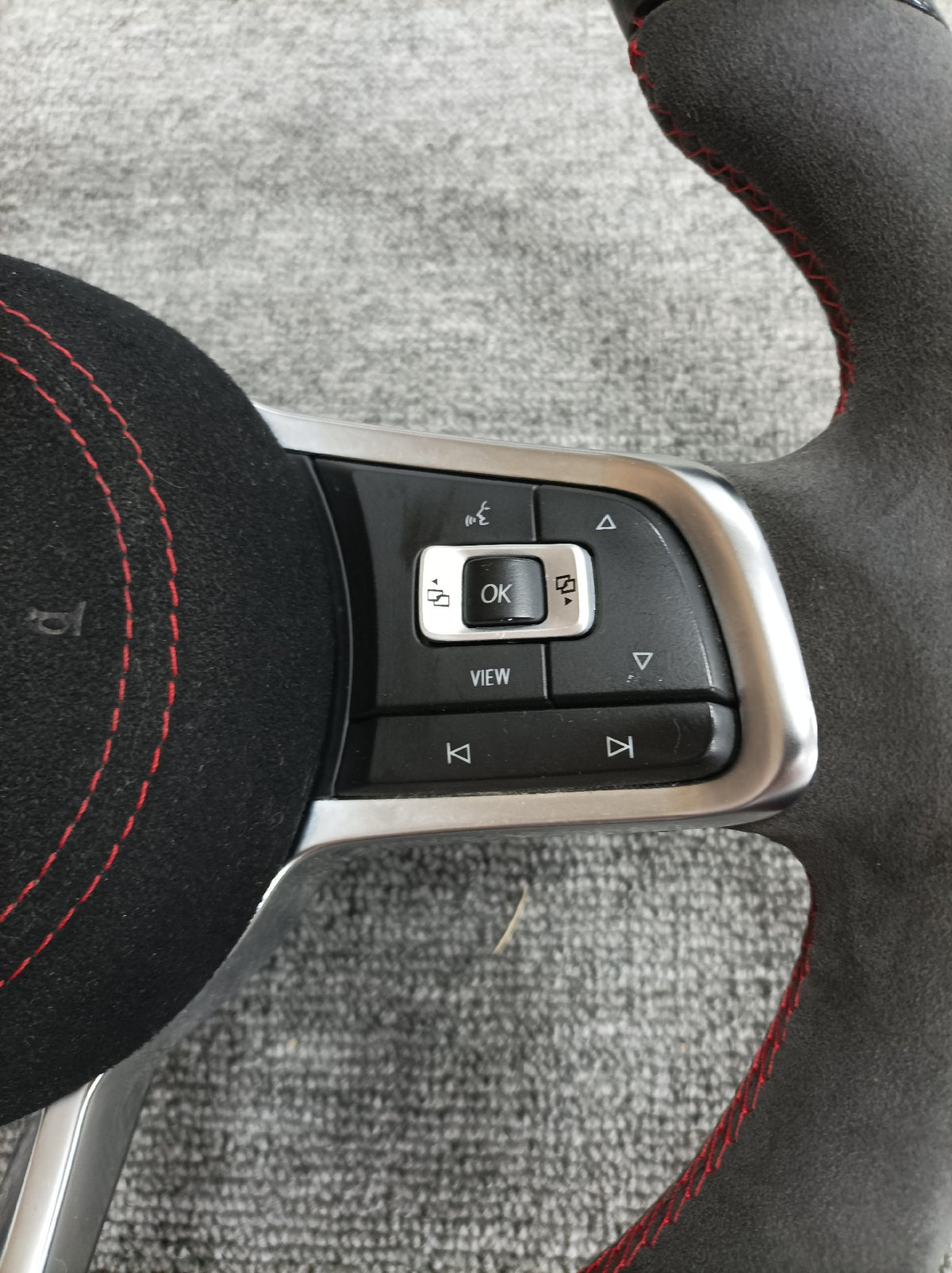 Volante Volkswagen R de Carbono y Alcántara | Doble Achatado, Costuras Rojas, Mandos Multifunción y Airbag