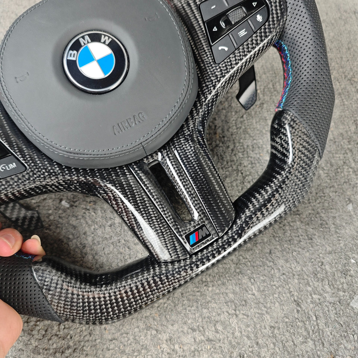 Volante BMW M deportivo en fibra de carbono, cuero perforado y botones M1/M2 con airbag incluido
