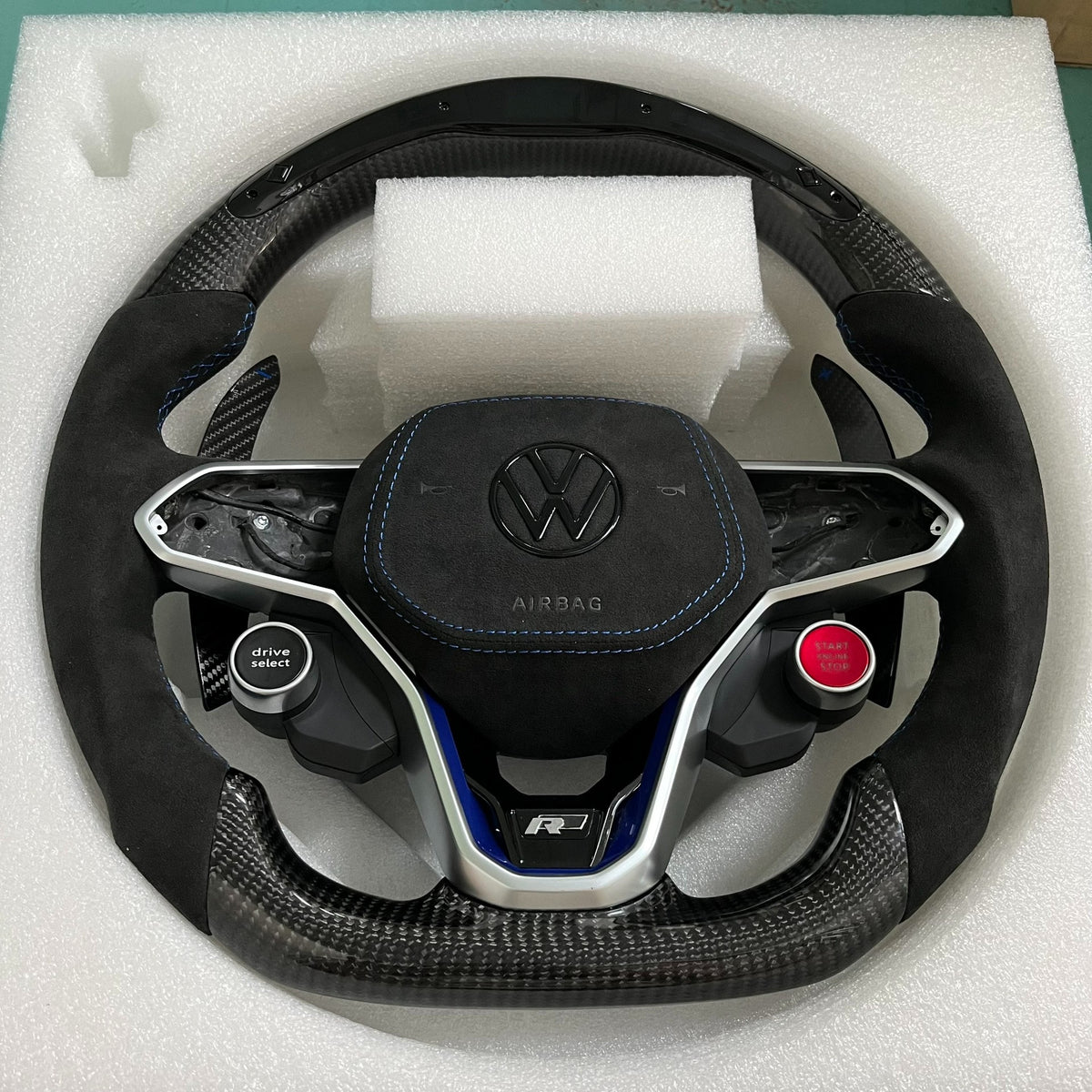 Volante Volkswagen R Deportivo en Fibra de Carbono y Alcántara | Display LED, Levas de Carbono, Drive Select, Start Engine Stop y Airbag