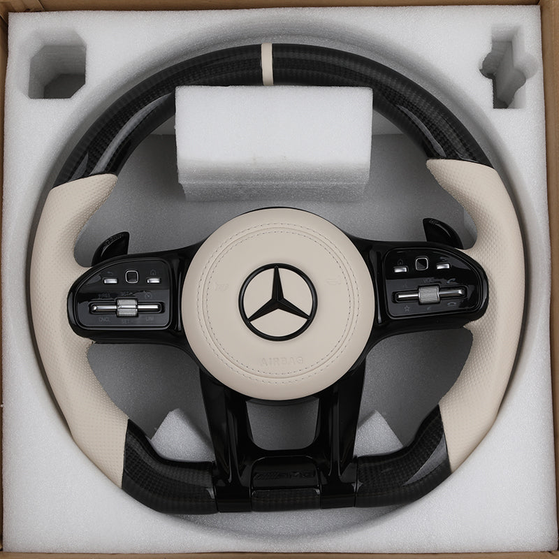 Volante Mercedes-AMG Performance en Fibra de Carbono y Cuero Blanco Perforado con Levas, Multifunción y Race Display