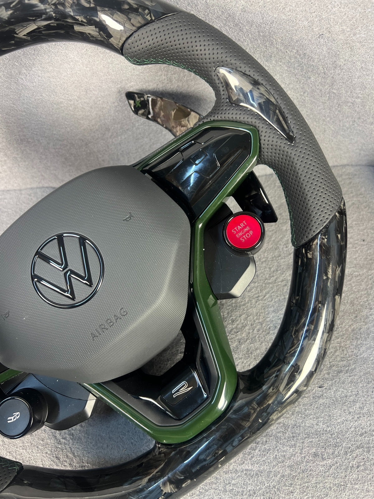 Volante Volkswagen R en fibra de carbono forjada, cuero perforado y detalles verdes con airbag incluido