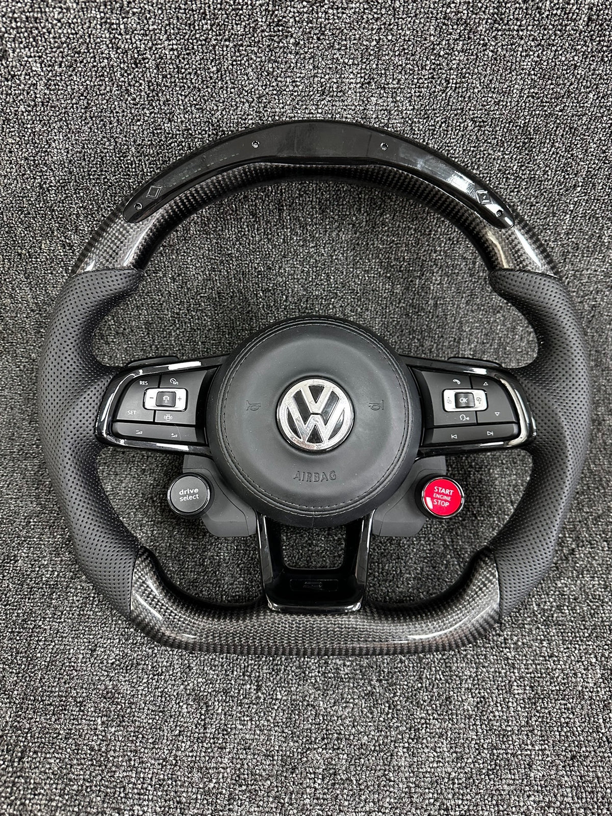 Volante Volkswagen Deportivo en Fibra de Carbono y Cuero Perforado | Display LED, Levas, Drive Select, Start Engine Stop, Multifunción y Airbag