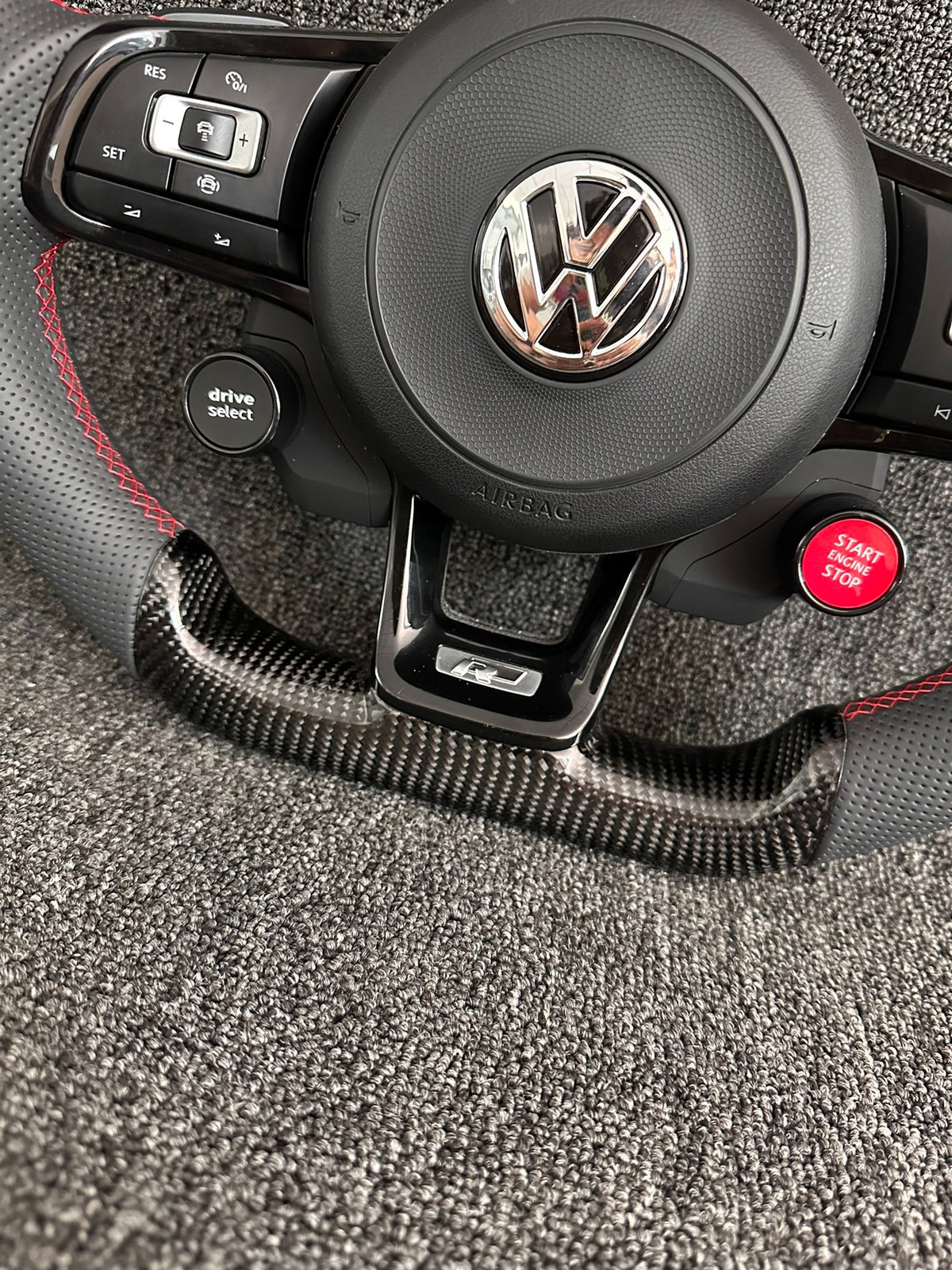Volante Volkswagen R Deportivo en Carbono y Cuero Perforado | Costuras Rojas, Levas, Drive Select, Start/Stop, Fondo Plano y Airbag