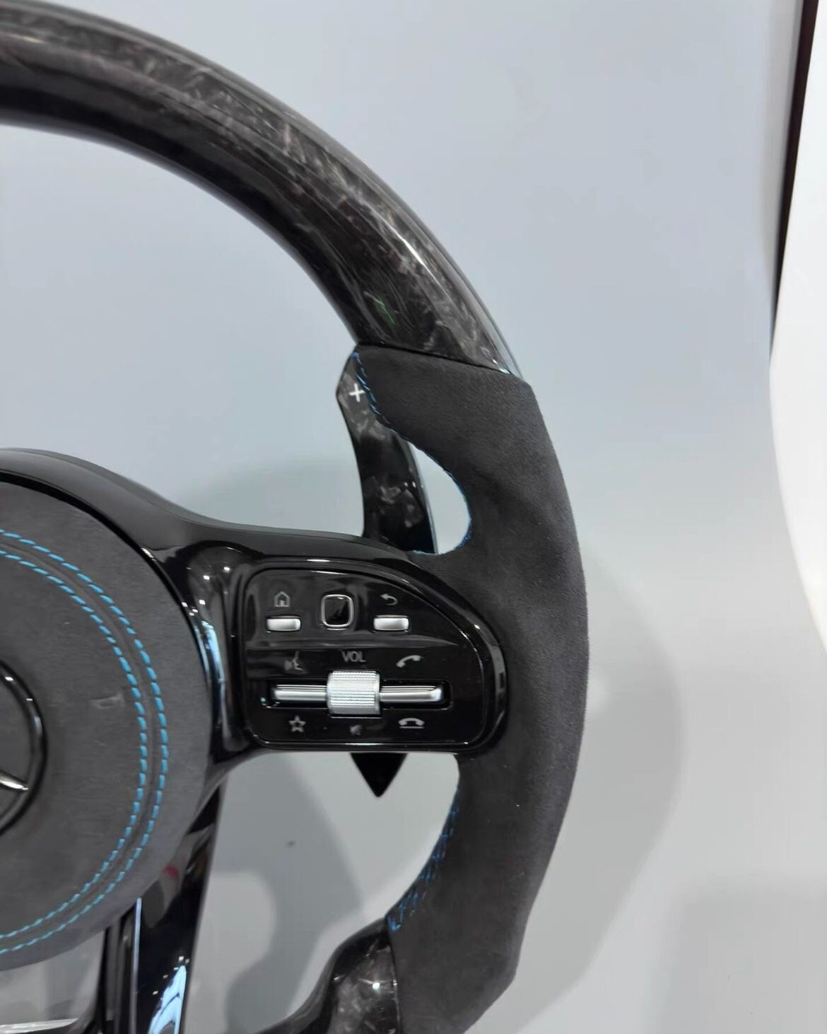 Volante Deportivo Mercedes-AMG de Carbono Forjado y Alcántara con Costura Azul, Levas y Airbag Incluido