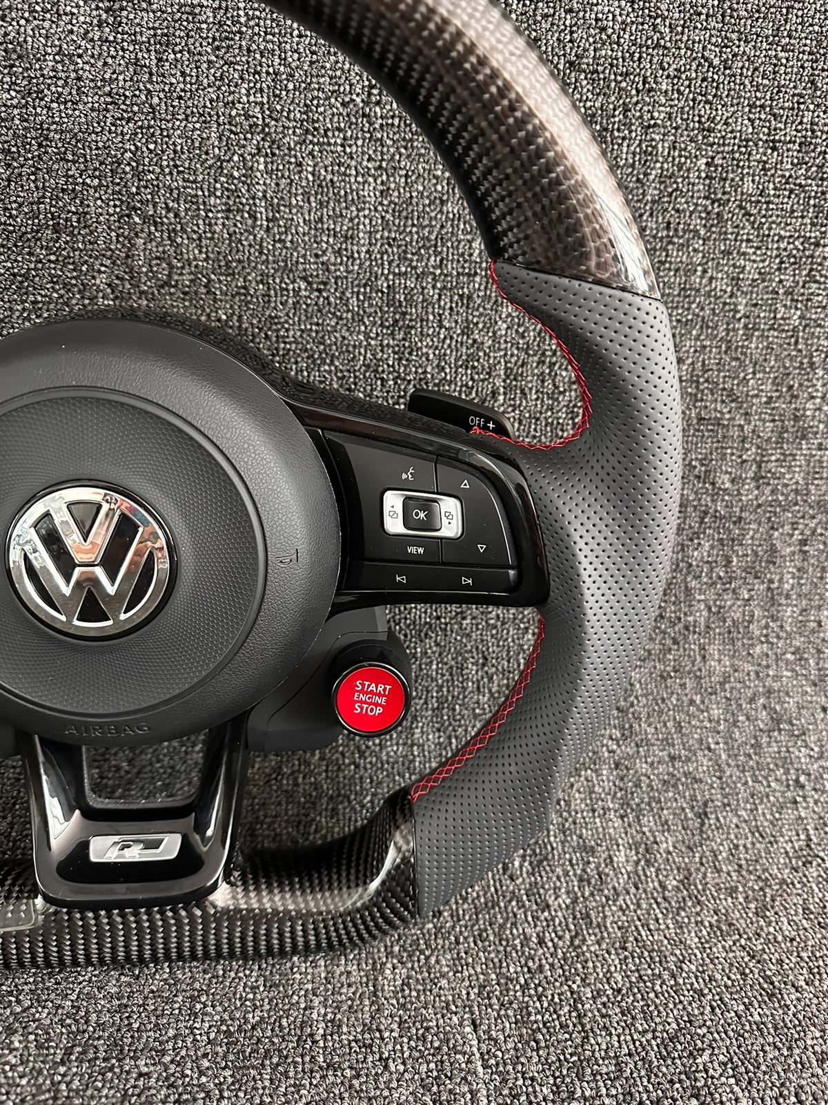 Volante Volkswagen R Deportivo en Carbono y Cuero Perforado | Costuras Rojas, Levas, Drive Select, Start/Stop, Fondo Plano y Airbag