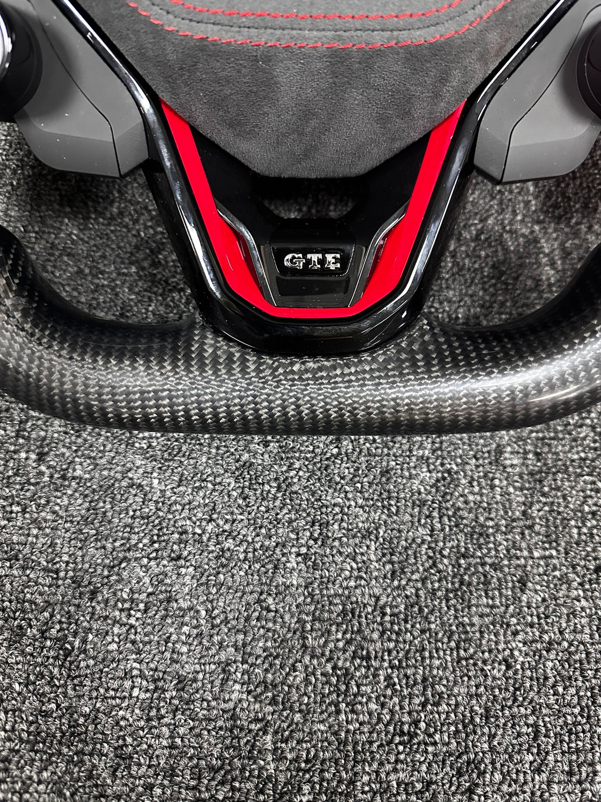 Volante Volkswagen GTI Deportivo en Carbono y Alcántara | Pantalla LED, Levas de Carbono, Mandos Multifunción, Fondo Plano y Airbag