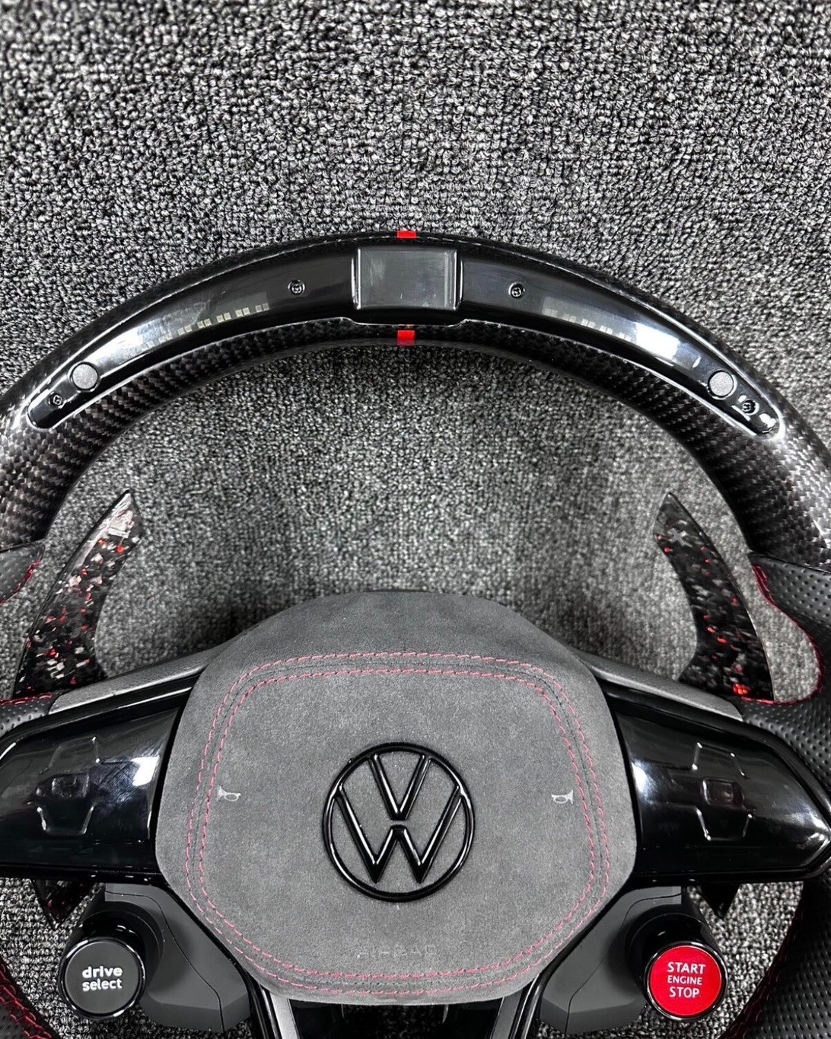 Volante Volkswagen R Deportivo en Fibra de Carbono y Cuero Gris Perforado | Display LED, Levas de Carbono, Drive Select, Start Engine Stop y Airbag