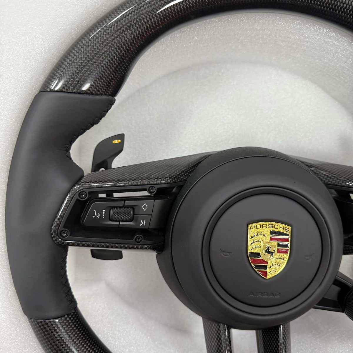 Volante Porsche Performance en Fibra de Carbono y Cuero Negro con Levas, Multifunción y Drive Mode