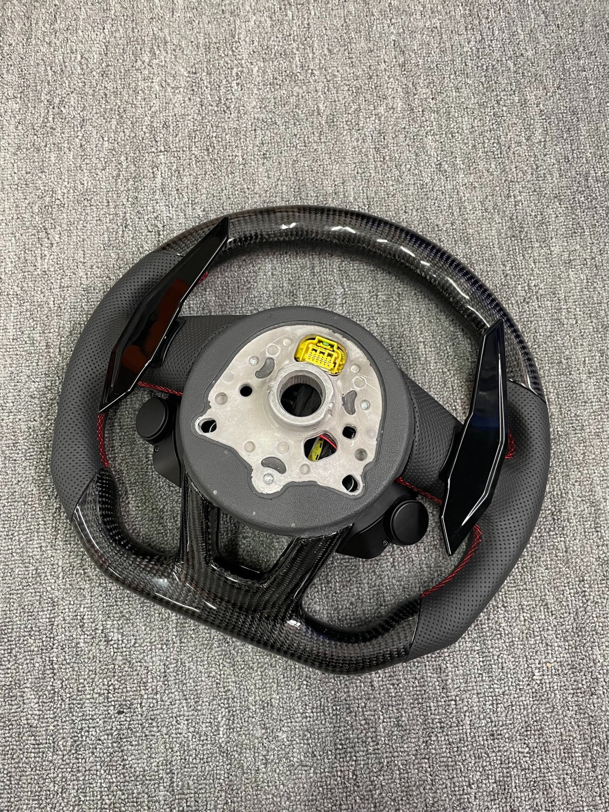 Volante Audi RS Performance en Fibra de Carbono, Cuero Perforado con Levas, Multifunción, Drive Select y Start/Stop