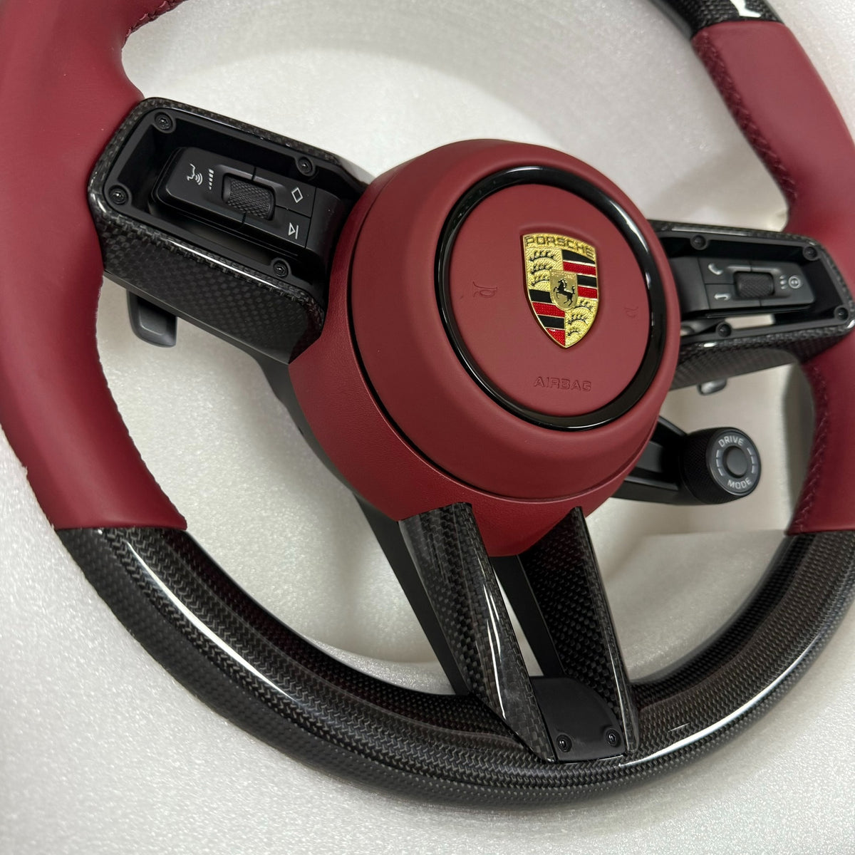 Volante Deportivo Porsche en Fibra de Carbono y Piel Roja con Levas y Controles Multifunción
