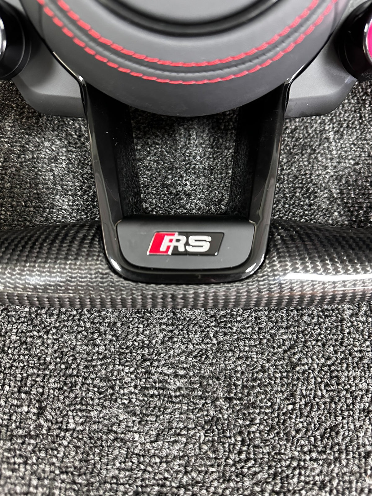 Volante Audi RS en Fibra de Carbono y Cuero Perforado con Levas y Multifunción