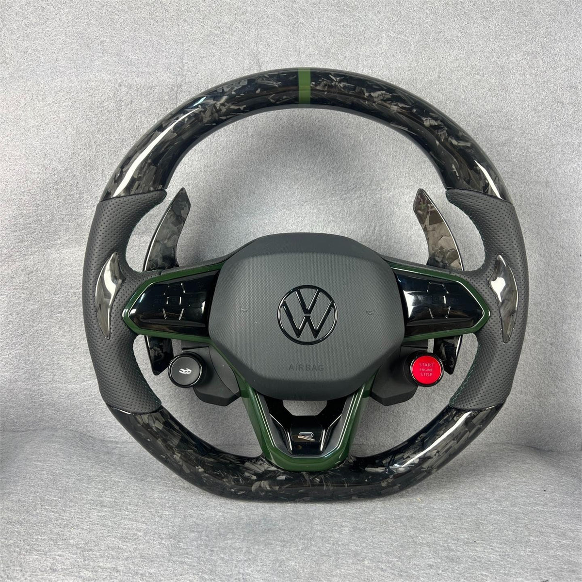 Volante Volkswagen R en fibra de carbono forjada, cuero perforado y detalles verdes con airbag incluido
