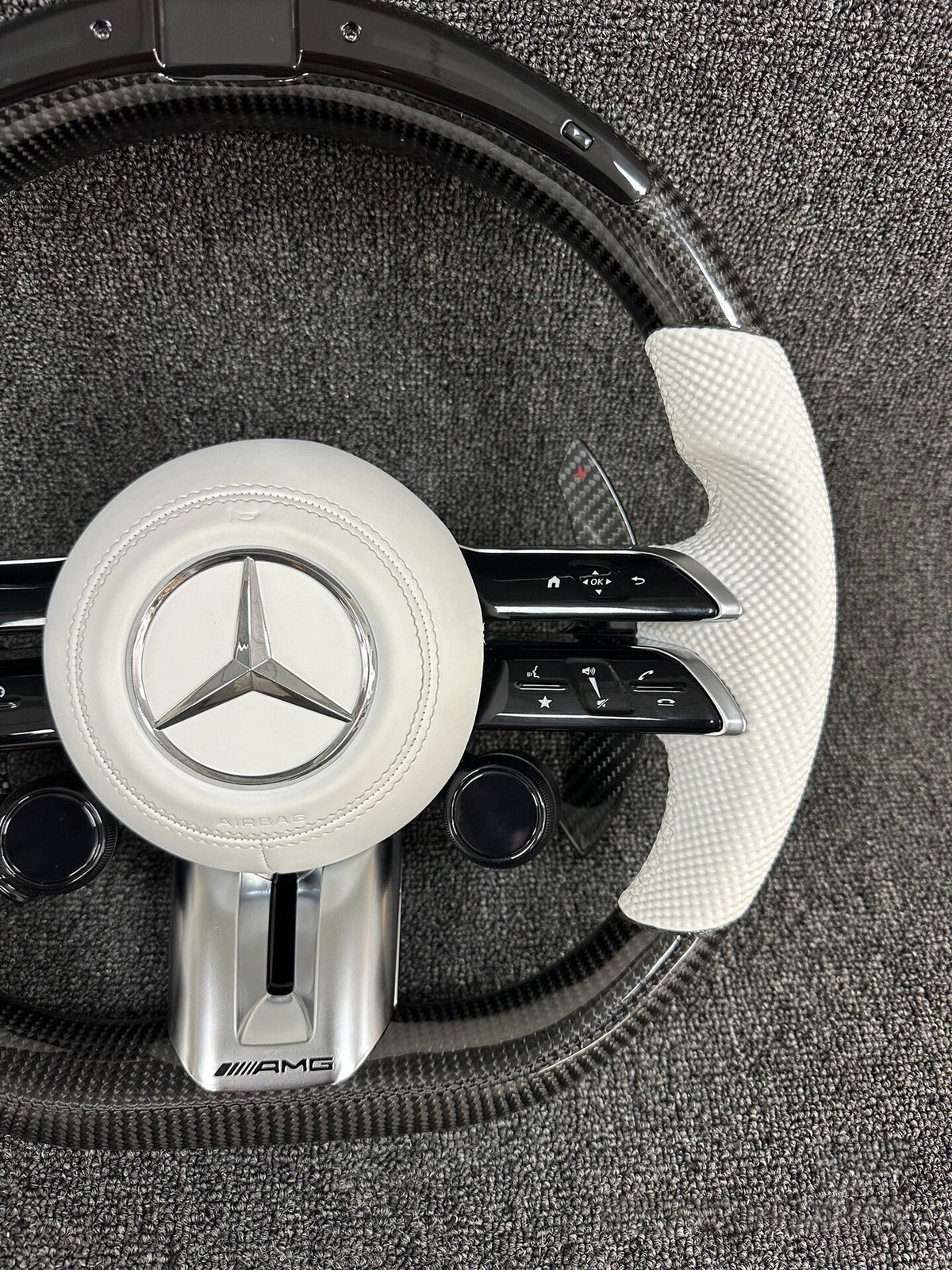 Volante Mercedes-AMG Deportivo en Fibra de Carbono y Cuero Blanco Perforado | Display LED, Levas de Carbono, Controles AMG, Multifunción y Airbag