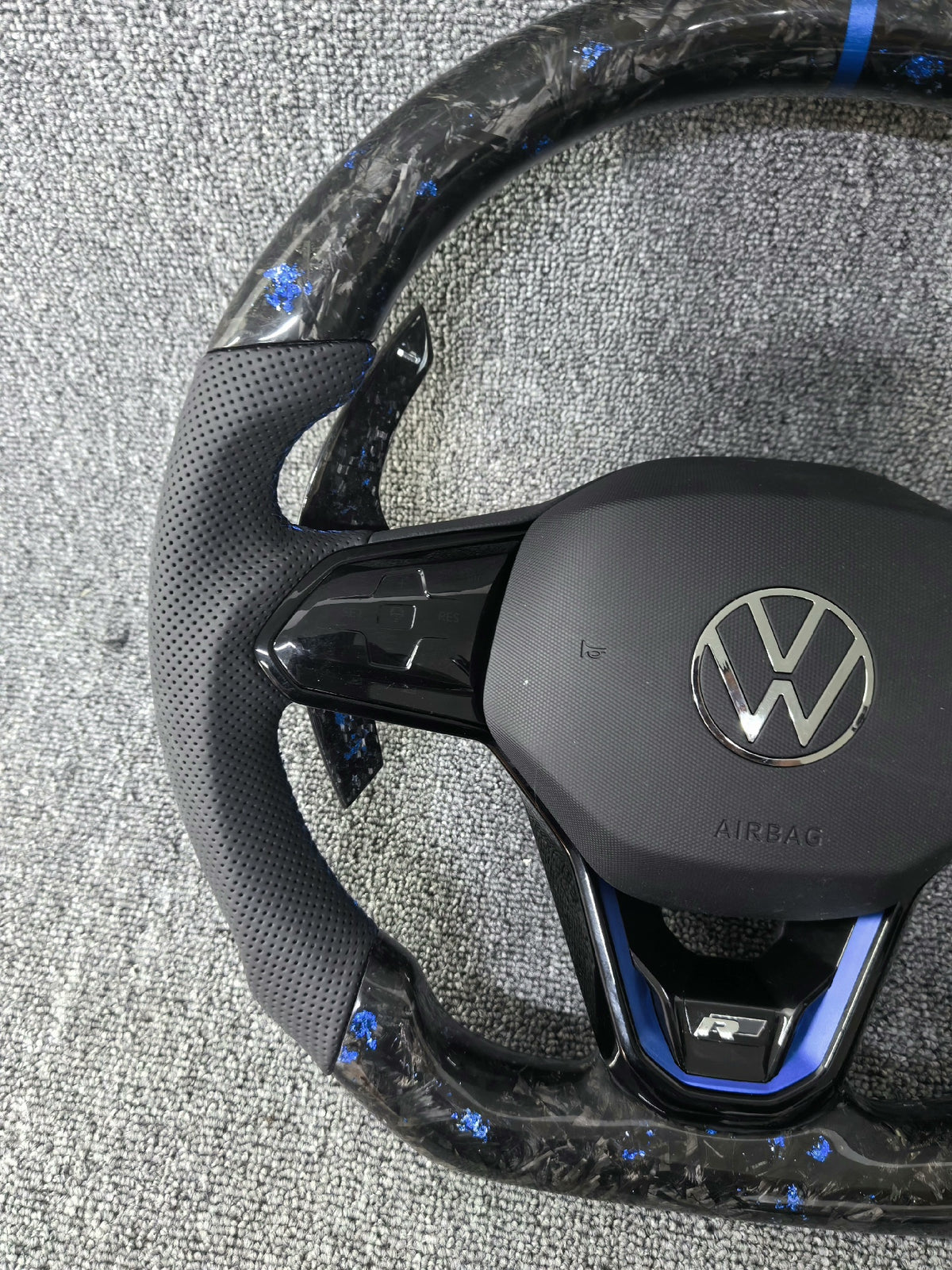 Volante Volkswagen Golf R Carbono Forjado Azul | Cuero Perforado y Levas