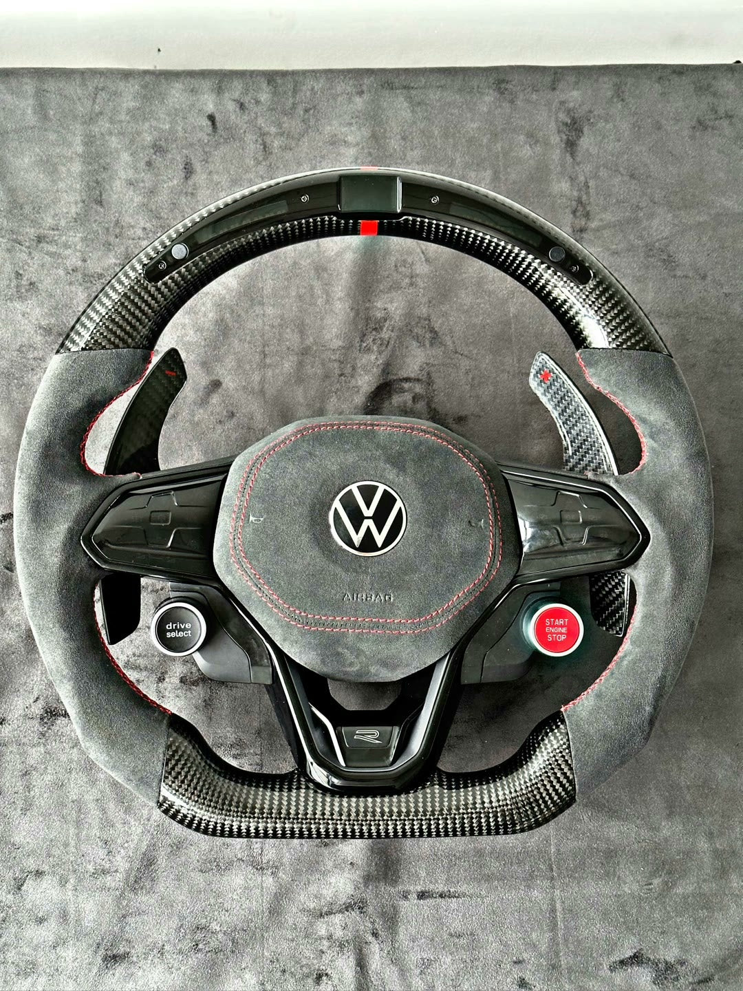 Volante Volkswagen R Deportivo en Carbono y Alcántara Gris con Pantalla LED | Levas de Carbono, Mandos Táctiles, Drive Select, Start/Stop y Airbag