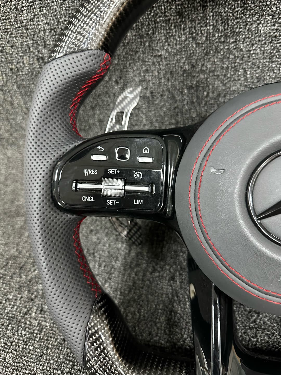 Volante Mercedes-AMG Deportivo en Fibra de Carbono y Piel Perforada | Costuras Rojas, Marcador Central, Levas y Mandos Multifunción
