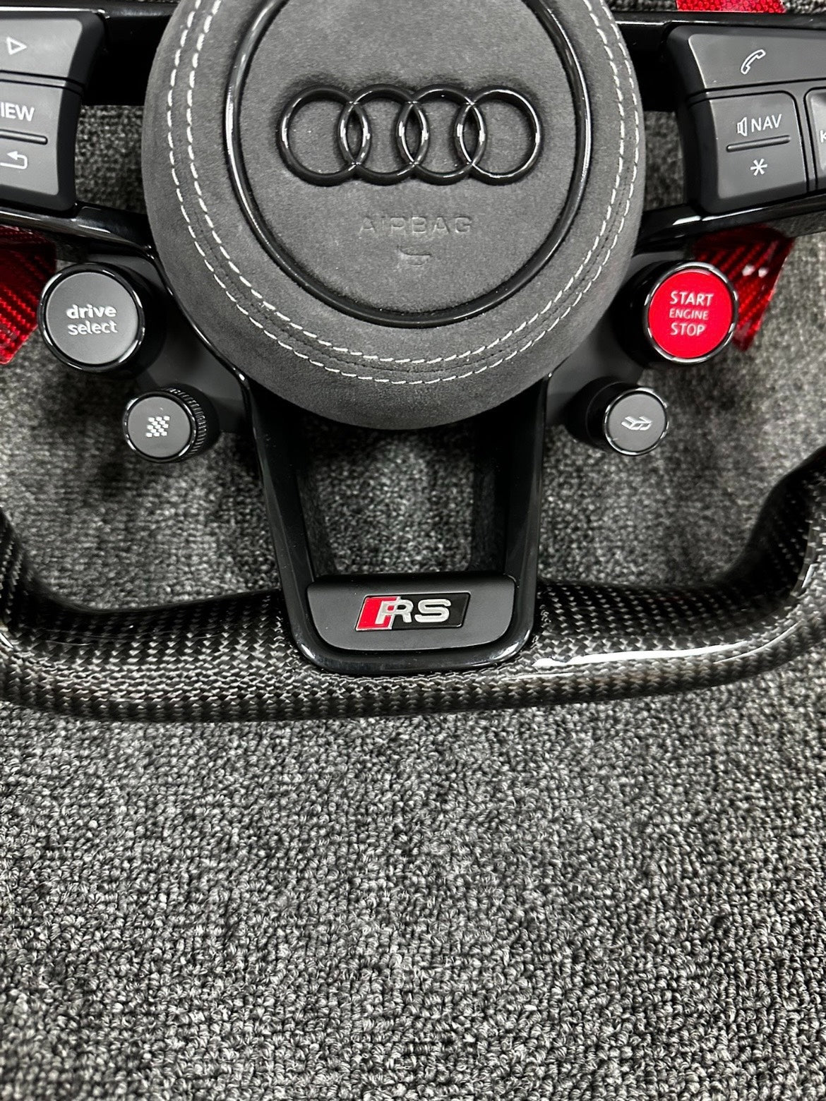 Volante Audi RS Performance en Fibra de Carbono y Alcantara con Levas Rojas, Pantalla LED,  Multifunción y Drive Select