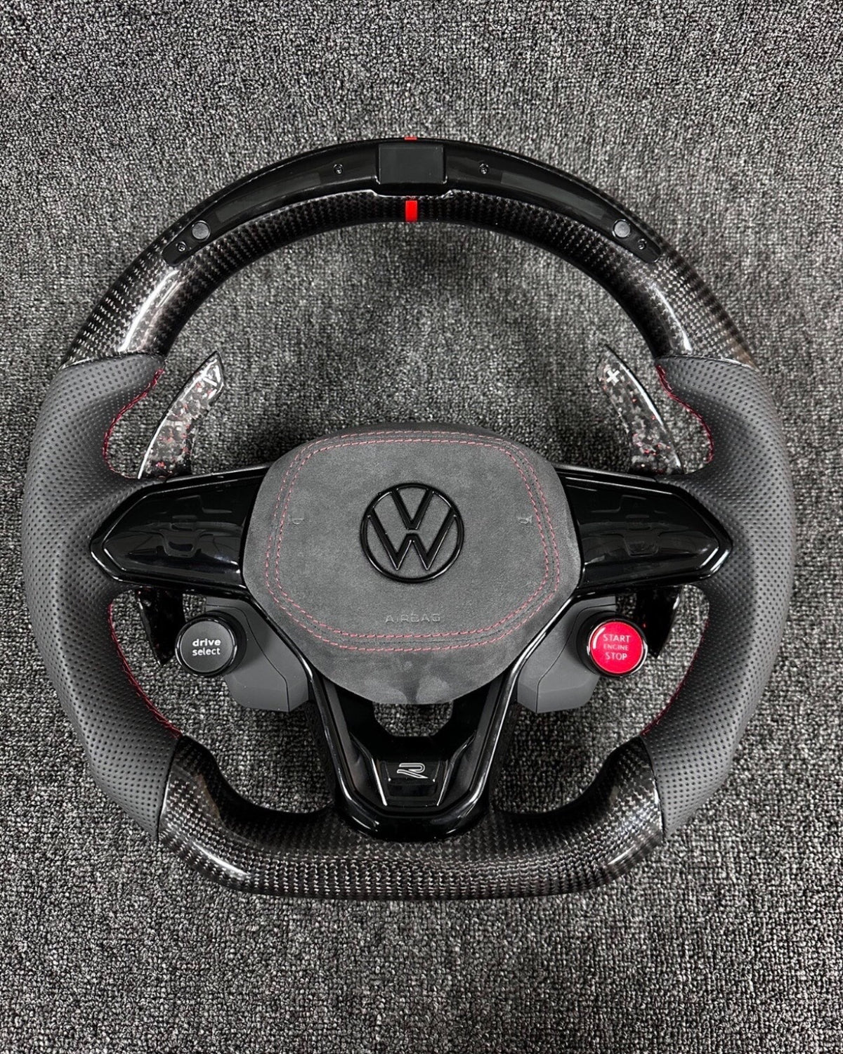 Volante Volkswagen R Deportivo en Fibra de Carbono y Cuero Gris Perforado | Display LED, Levas de Carbono, Drive Select, Start Engine Stop y Airbag