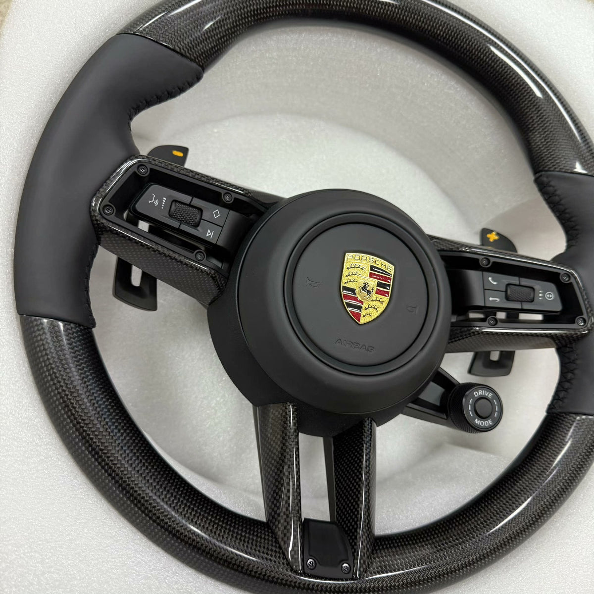 Volante Porsche Performance en Fibra de Carbono y Cuero Negro con Levas, Multifunción y Drive Mode