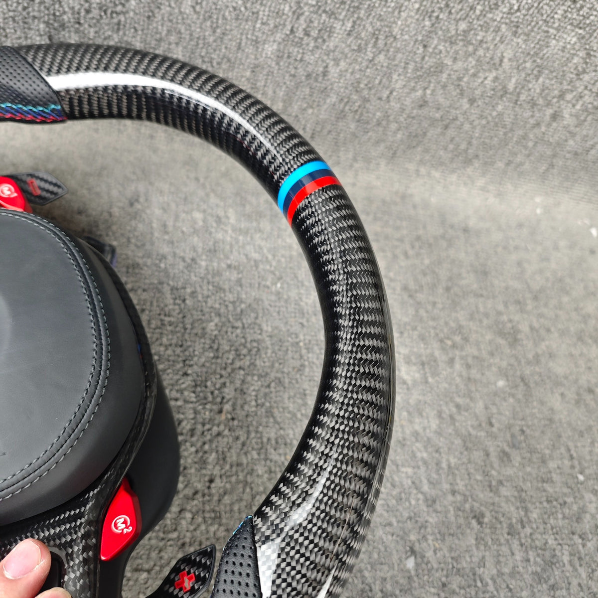 Volante BMW M deportivo en fibra de carbono, cuero perforado y botones M1/M2 con airbag incluido
