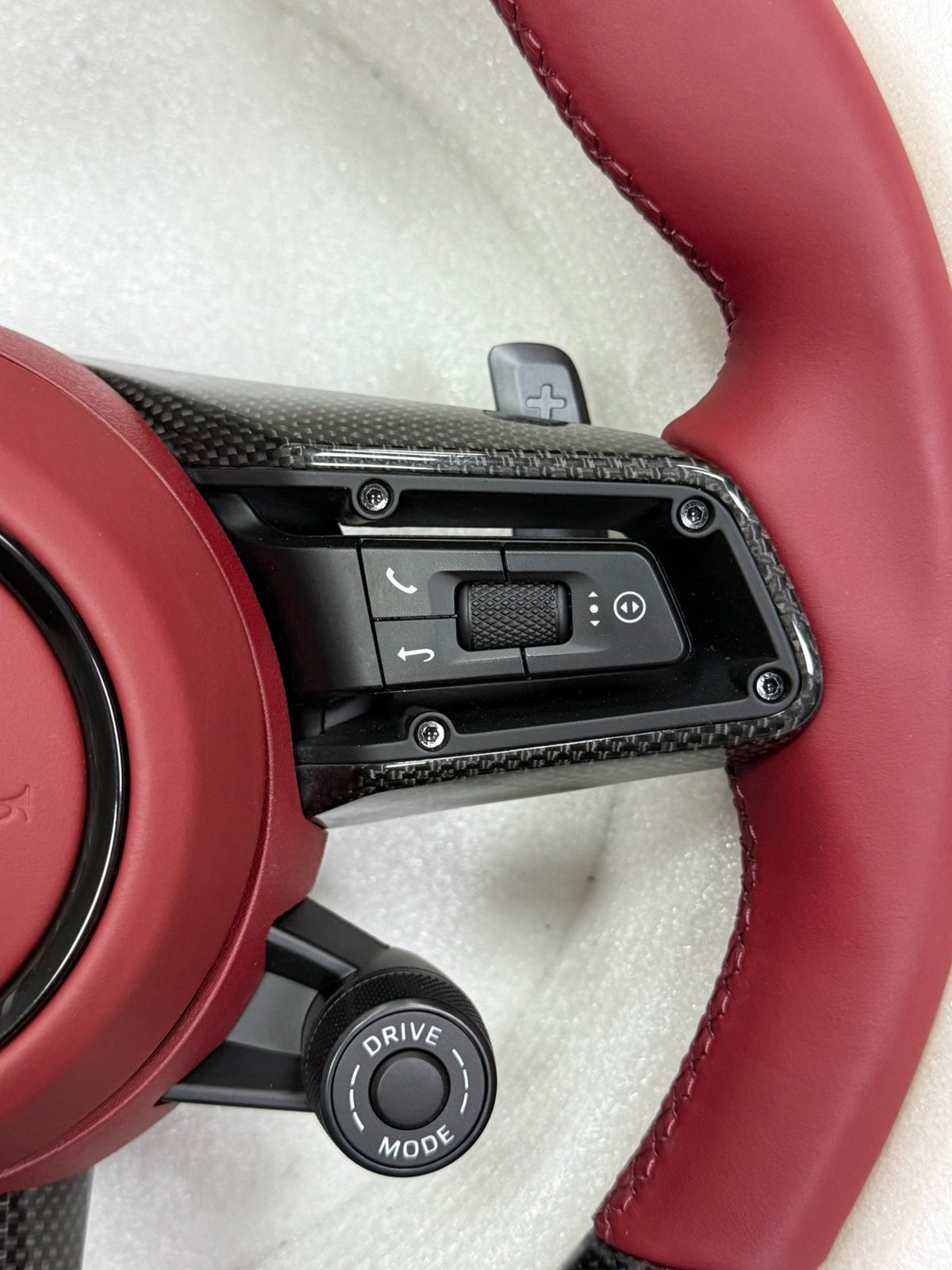Volante Deportivo Porsche en Fibra de Carbono y Piel Roja con Levas y Controles Multifunción