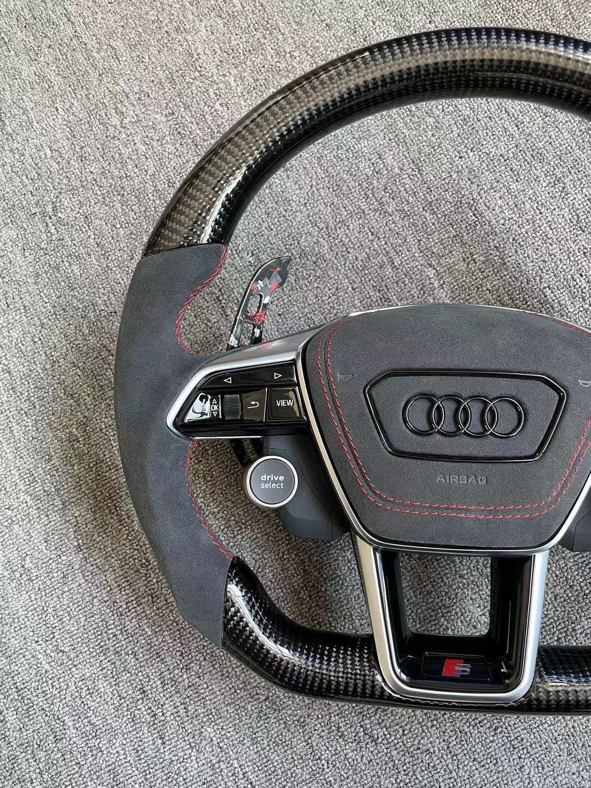 Volante Audi S Deportivo en Fibra de Carbono y Alcántara Negro | Costuras Rojas, Levas, Drive Select, Start/Stop y Airbag