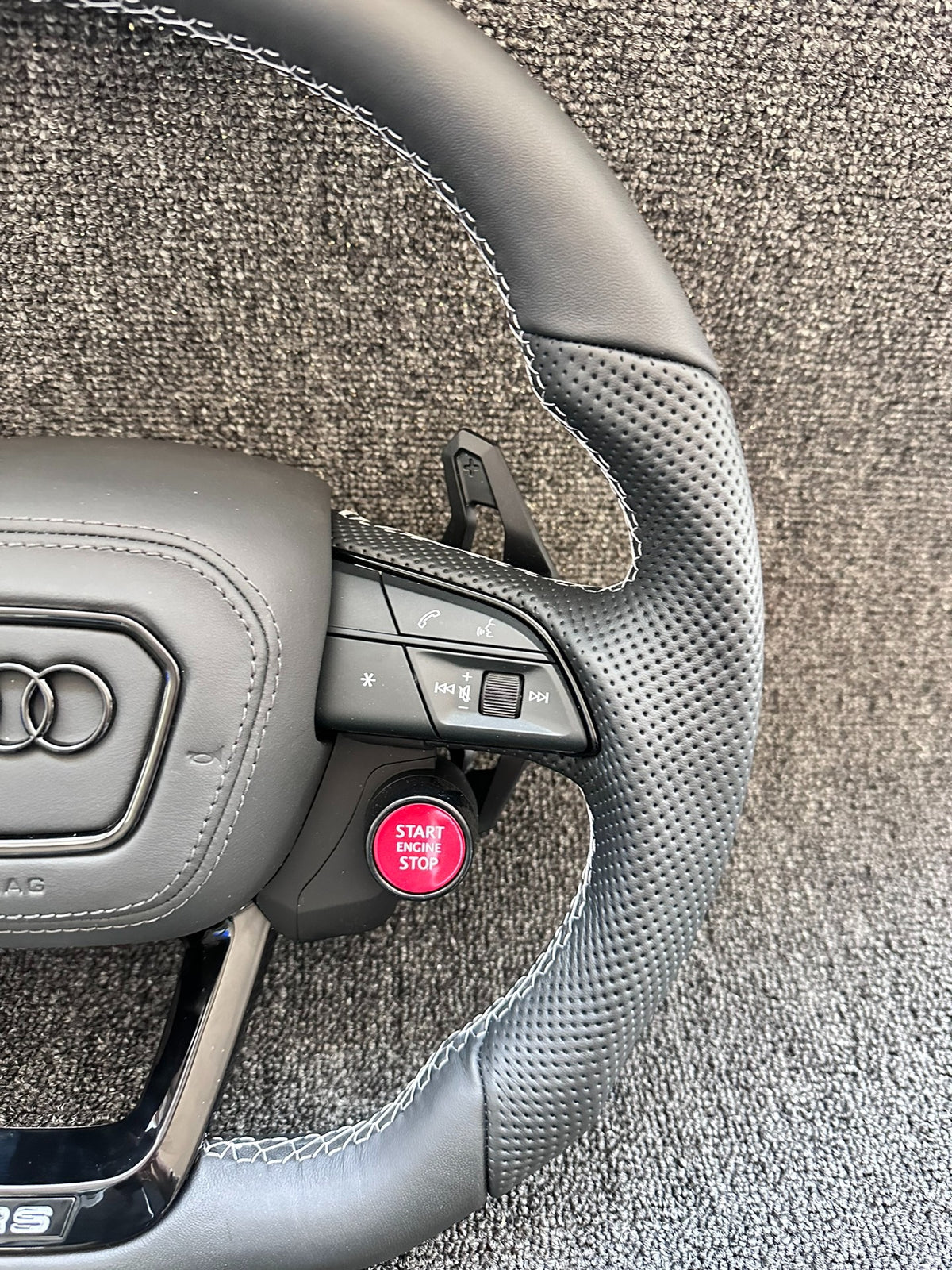 Volante Deportivo Audi RS de Cuero Negro Perforado con Drive Select, Start Engine Stop, Levas y Airbag Incluido