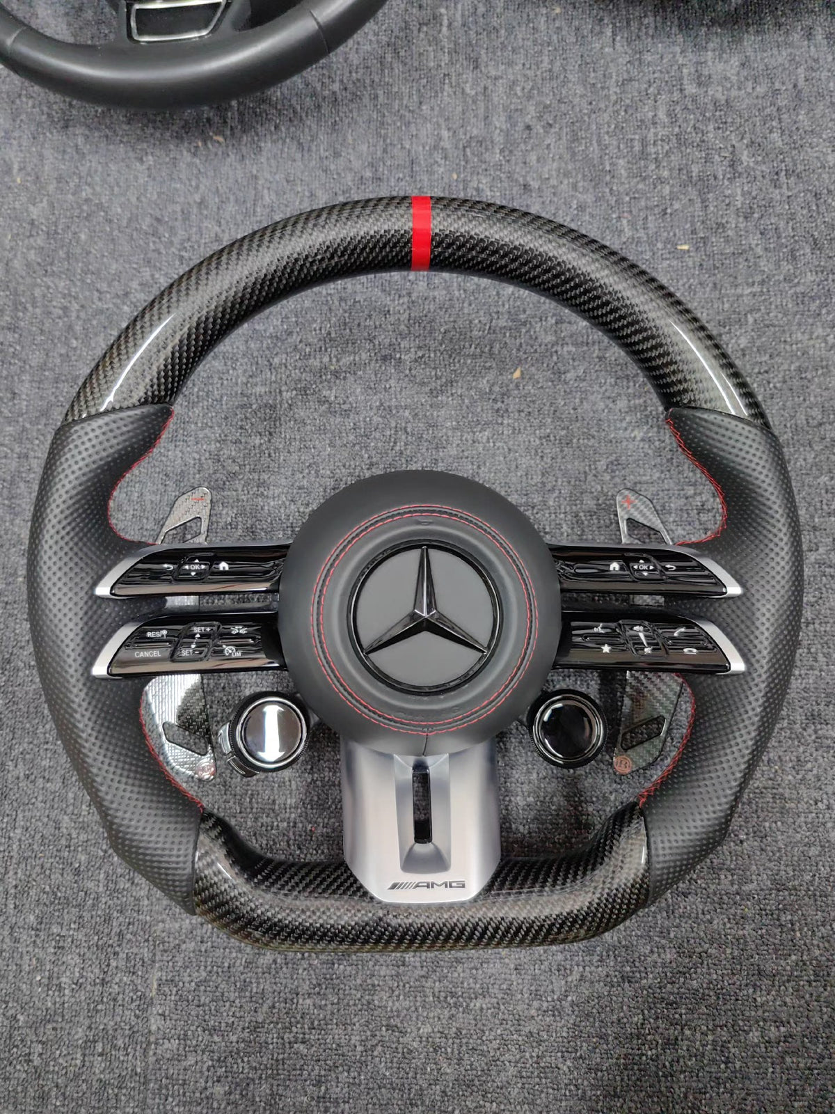Volante Mercedes-AMG Performance en Fibra de Carbono con Microfibra Perforada, Levas y Multifunción