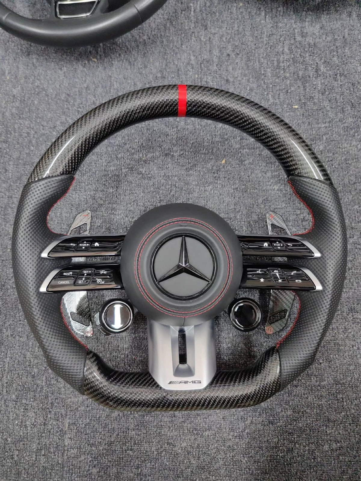 Volante Mercedes-AMG Deportivo en Carbono y Cuero Perforado | Fondo Plano, Mandos Giratorios, Levas y Airbag