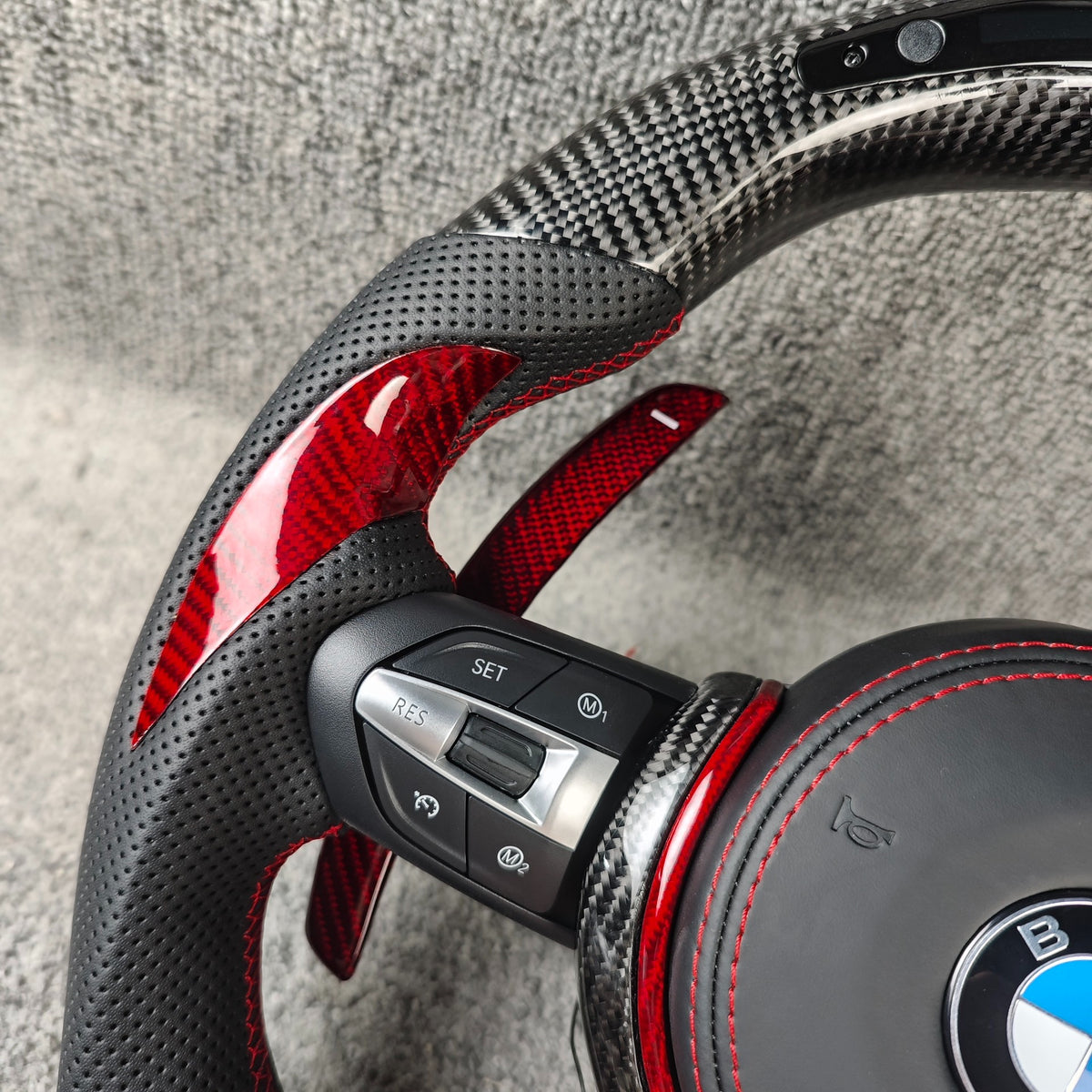 Volante BMW M Performance en Fibra de Carbono, Alcantara y Detalles Rojos con Race Display, Levas y M1/M2