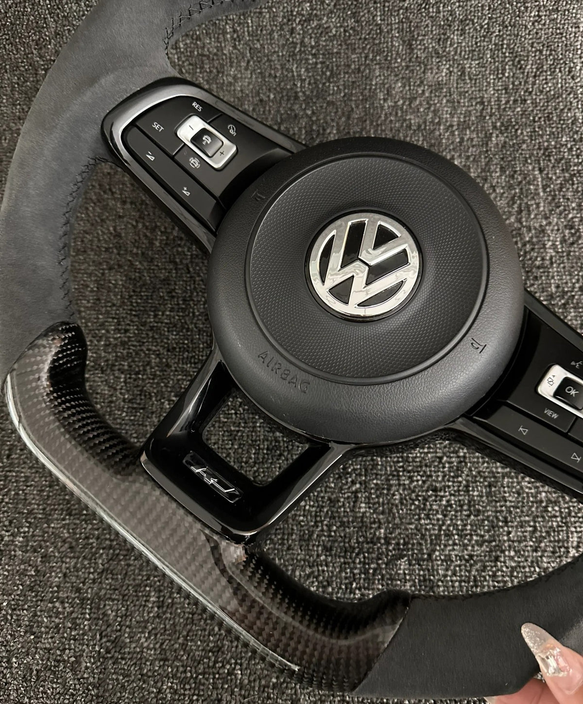 Volante Volkswagen R Performance en Fibra de Carbono y Alcantara con Levas, Multifunción y Emblema R