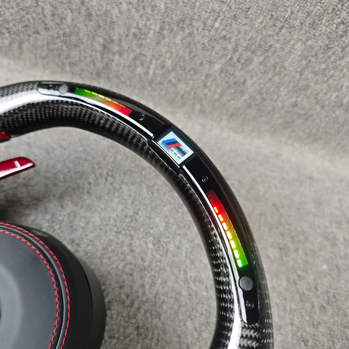 Volante BMW M Performance en Fibra de Carbono, Alcantara y Detalles Rojos con Race Display, Levas y M1/M2