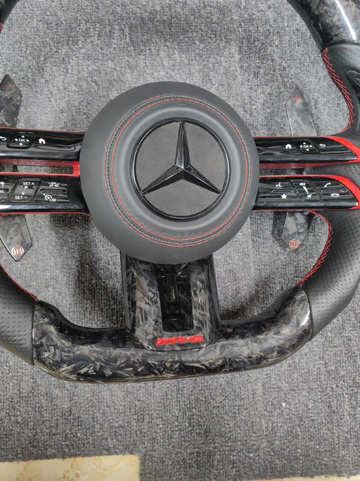 Volante Mercedes-AMG de Carbono Forjado con Pantalla LED, Cuero Perforado y Detalles Rojos