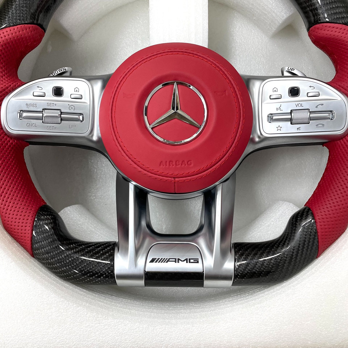 Volante Mercedes-AMG Performance en Fibra de Carbono y Cuero Rojo Perforado | Levas, Multifunción, Airbag Rojo y Marcador Central