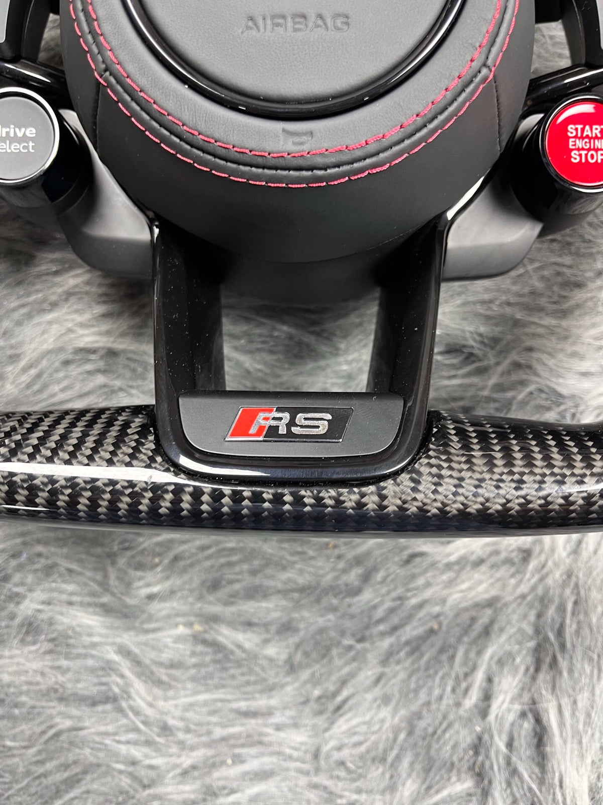 Volante Audi RS Performance en Fibra de Carbono con Pantalla, Alcantara Negra, Levas y Multifunción