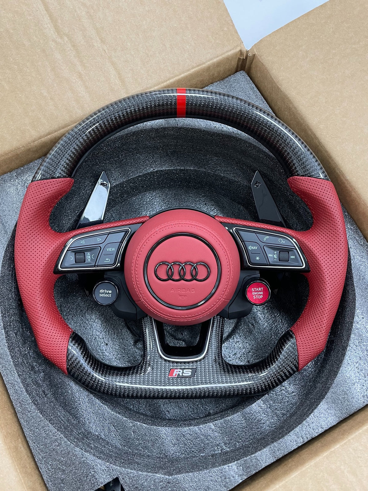Volante Audi RS Deportivo en Carbono y Piel Roja | Pantalla LED, Levas de Carbono, Drive Select, Botón Start, Fondo Plano y Airbag