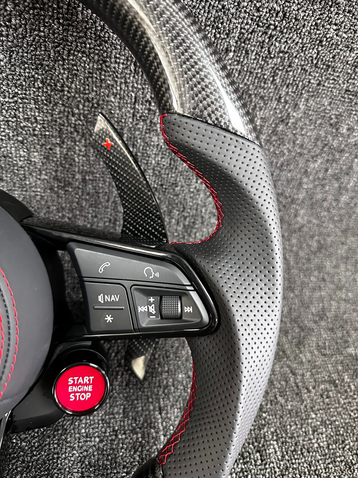 Volante Audi RS en Fibra de Carbono y Cuero Perforado con Levas y Multifunción