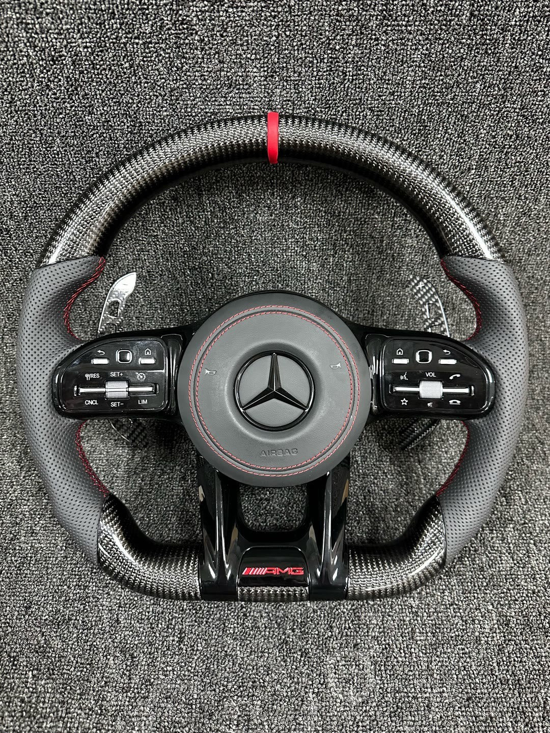 Volante Mercedes-AMG Deportivo en Fibra de Carbono y Piel Perforada | Costuras Rojas, Marcador Central, Levas y Mandos Multifunción