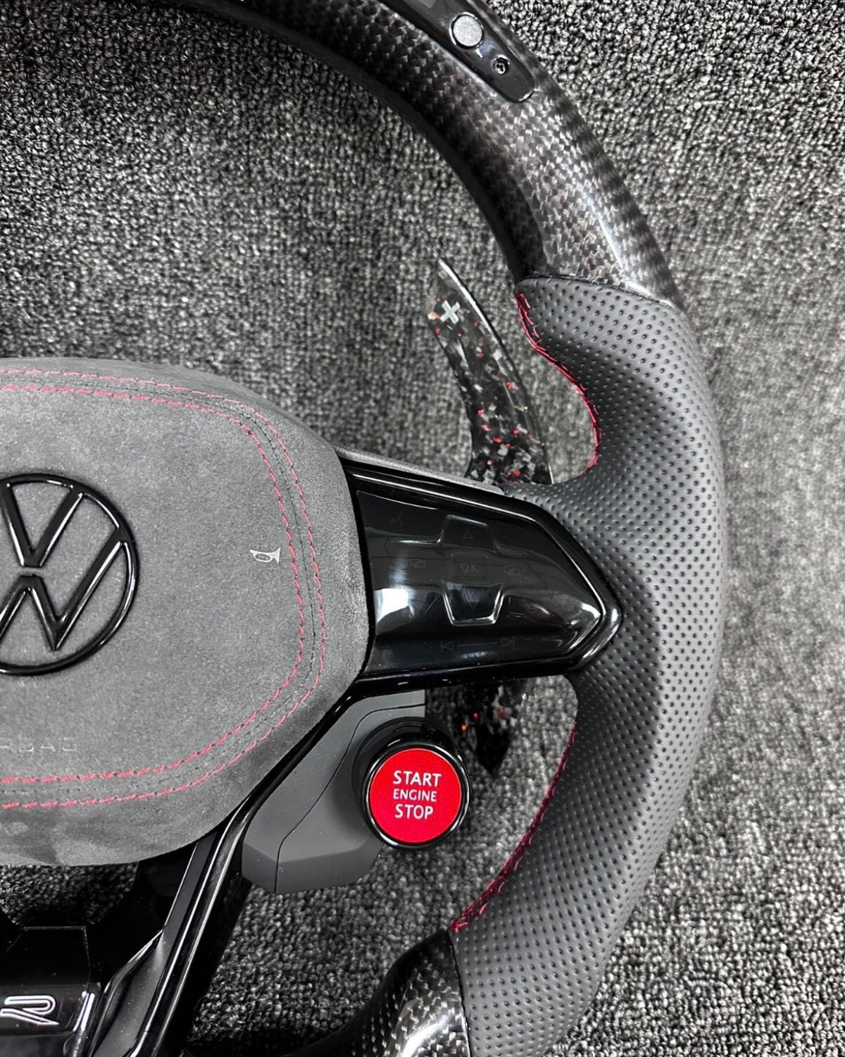 Volante Volkswagen R Deportivo en Fibra de Carbono y Cuero Gris Perforado | Display LED, Levas de Carbono, Drive Select, Start Engine Stop y Airbag