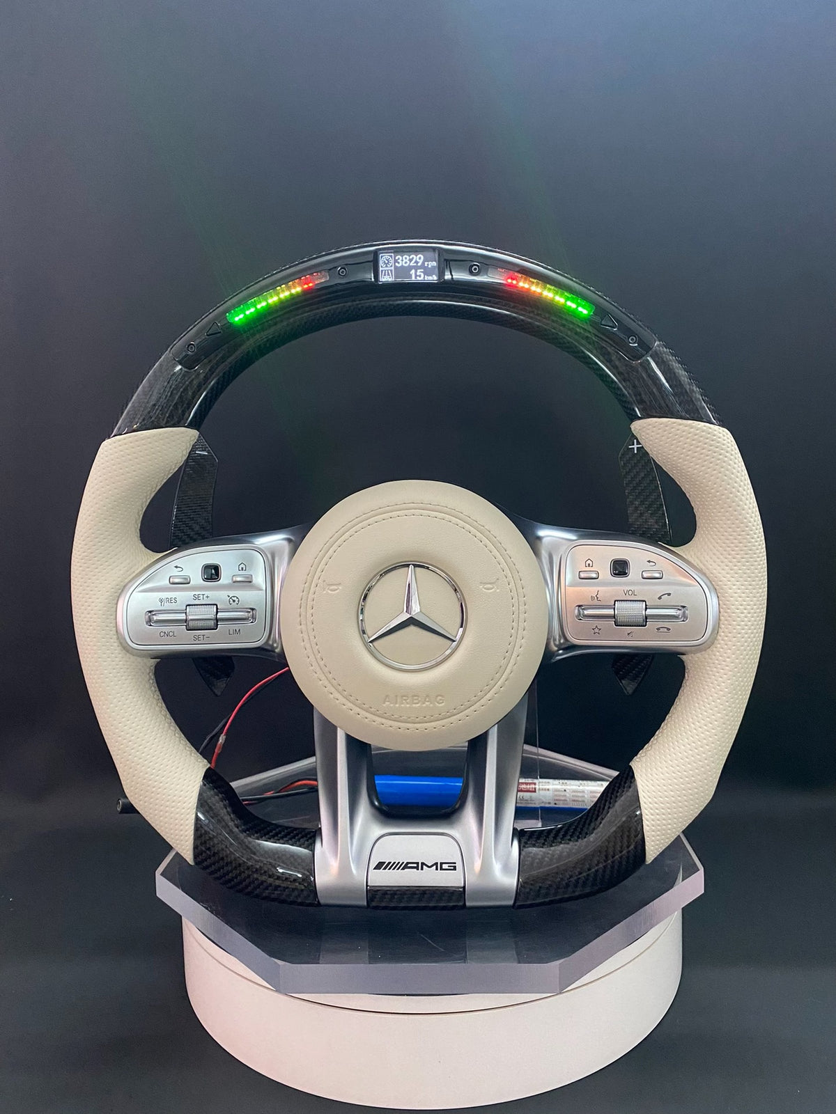 Volante Mercedes-AMG Performance en Fibra de Carbono, Cuero Beige Perforado, Pantalla y LED con Levas y Multifunción