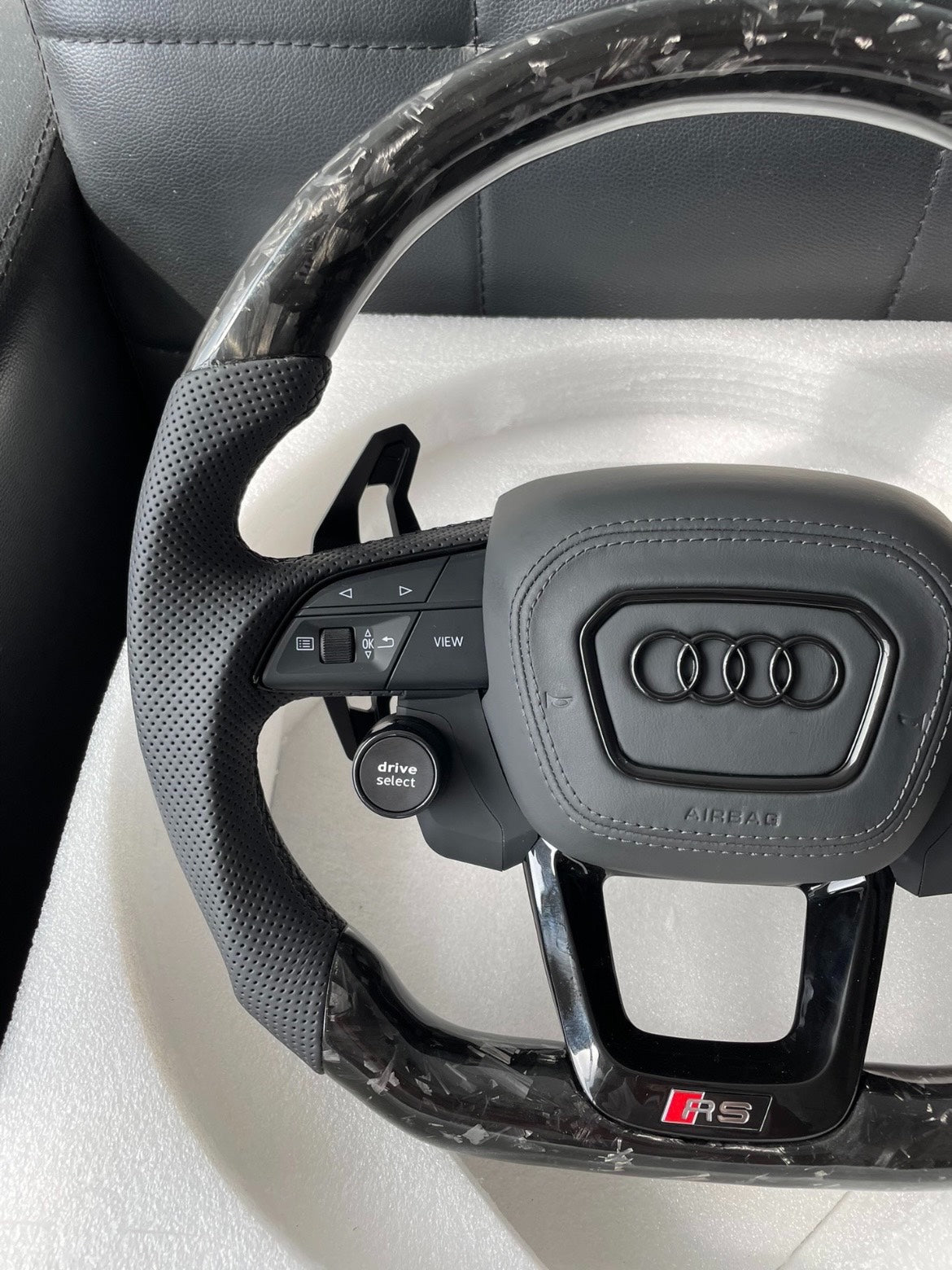 Volante Audi RS en Fibra de Carbono y Cuero Perforado con Levas, Multifunción y Controles Drive Select