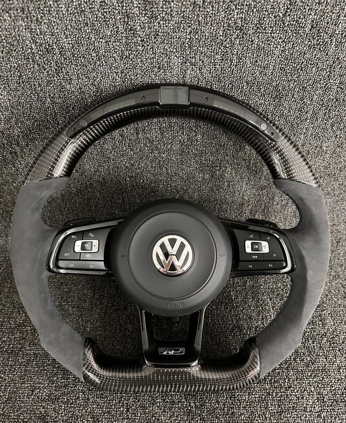 Volante Volkswagen R Performance en Fibra de Carbono y Alcantara con Levas, Multifunción y Emblema R