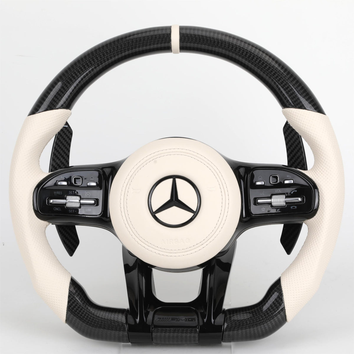 Volante Mercedes-AMG en fibra de carbono y piel blanca perforada con airbag incluido