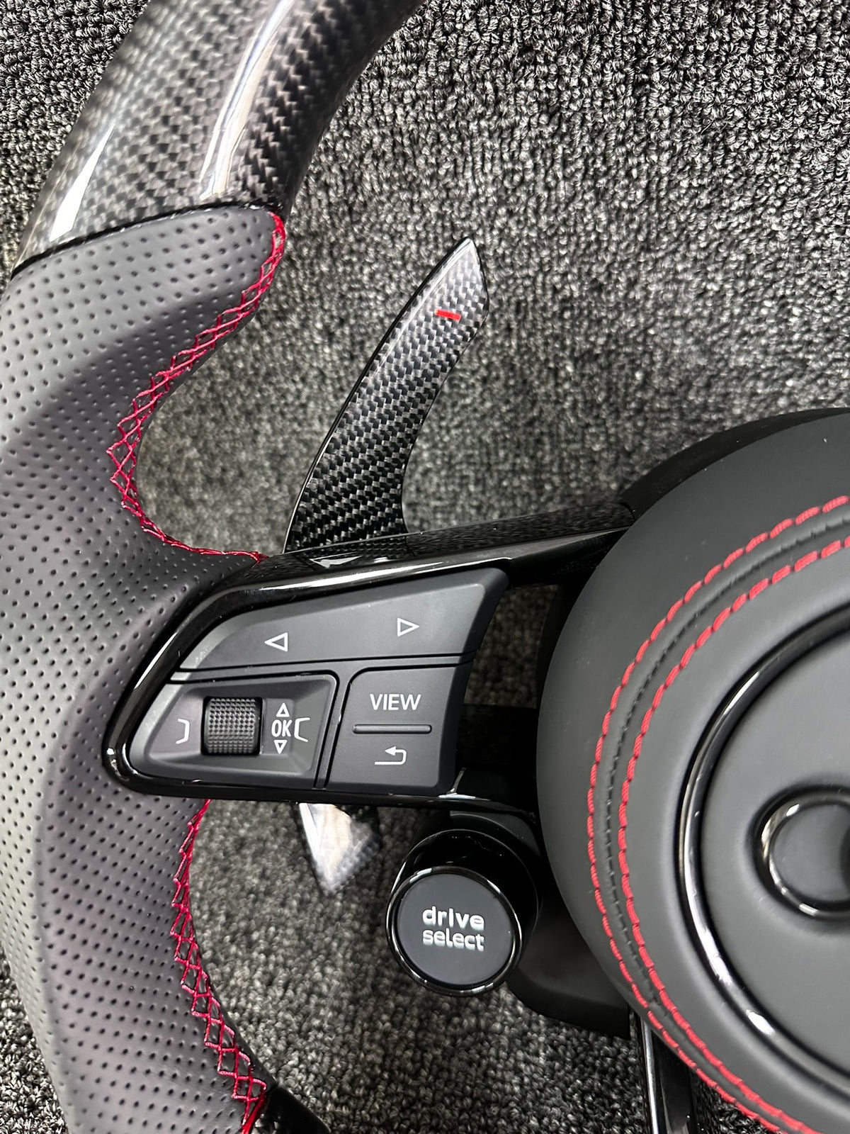 Volante Audi RS en Fibra de Carbono y Cuero Perforado con Levas y Multifunción