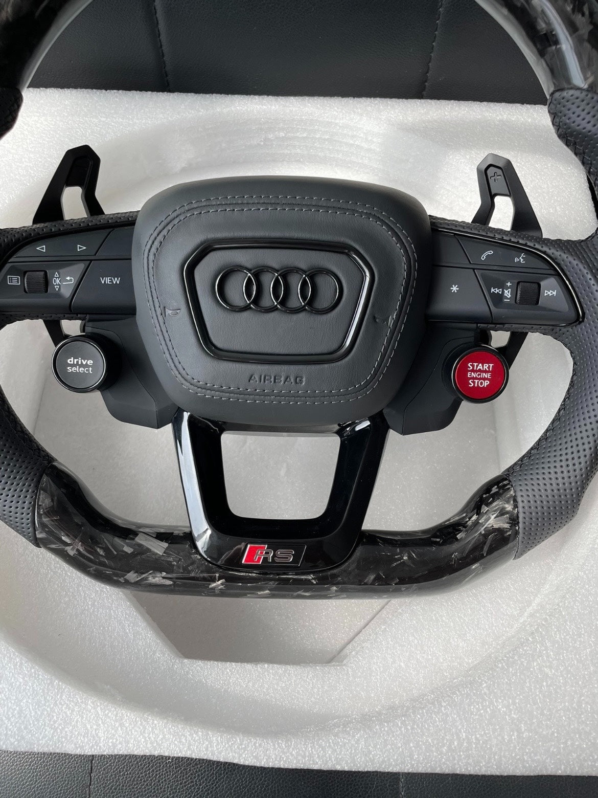 Volante Audi RS en Fibra de Carbono y Cuero Perforado con Levas, Multifunción y Controles Drive Select