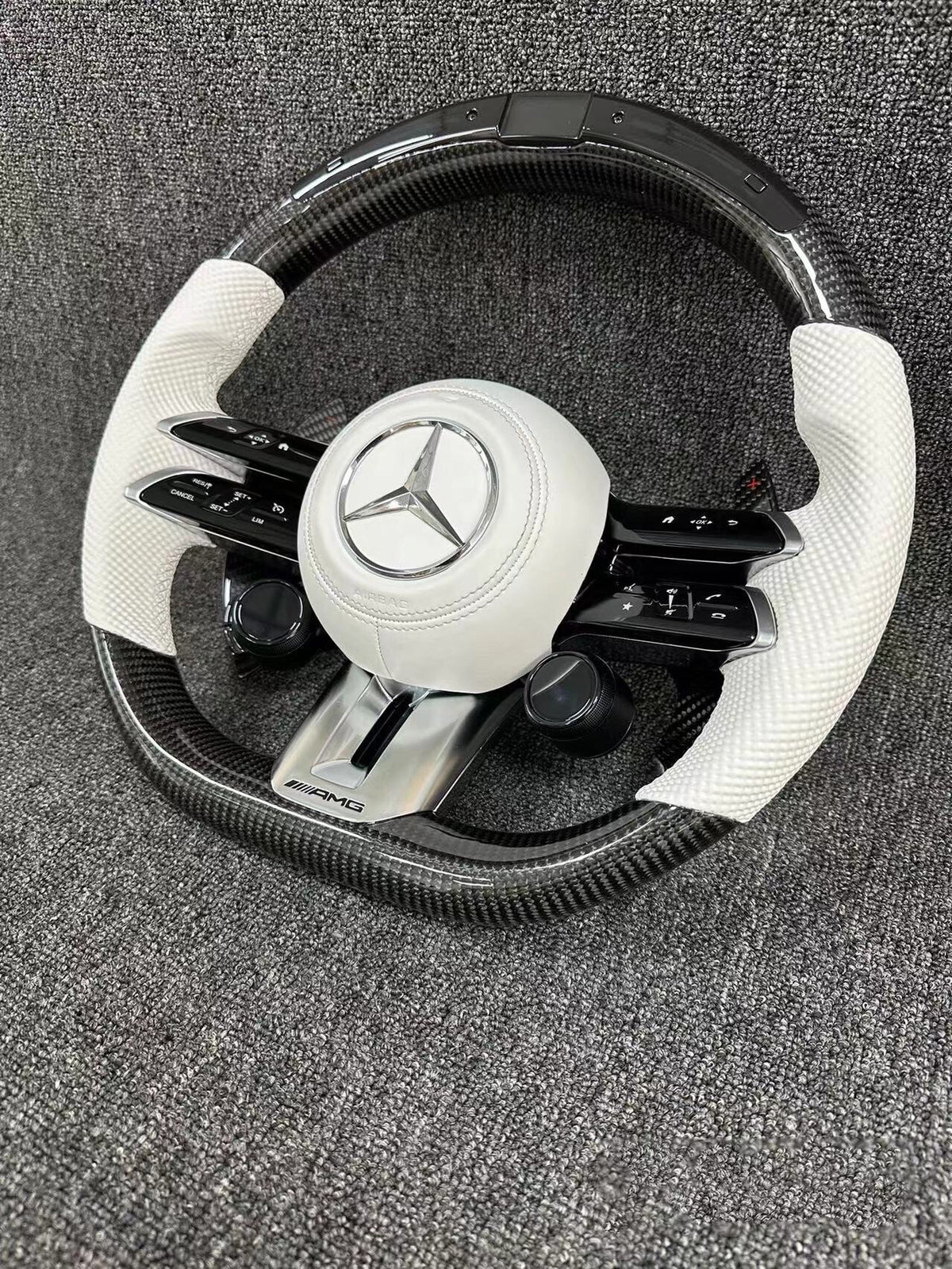 Volante Mercedes-AMG Deportivo en Fibra de Carbono y Cuero Blanco Perforado | Display LED, Levas de Carbono, Controles AMG, Multifunción y Airbag