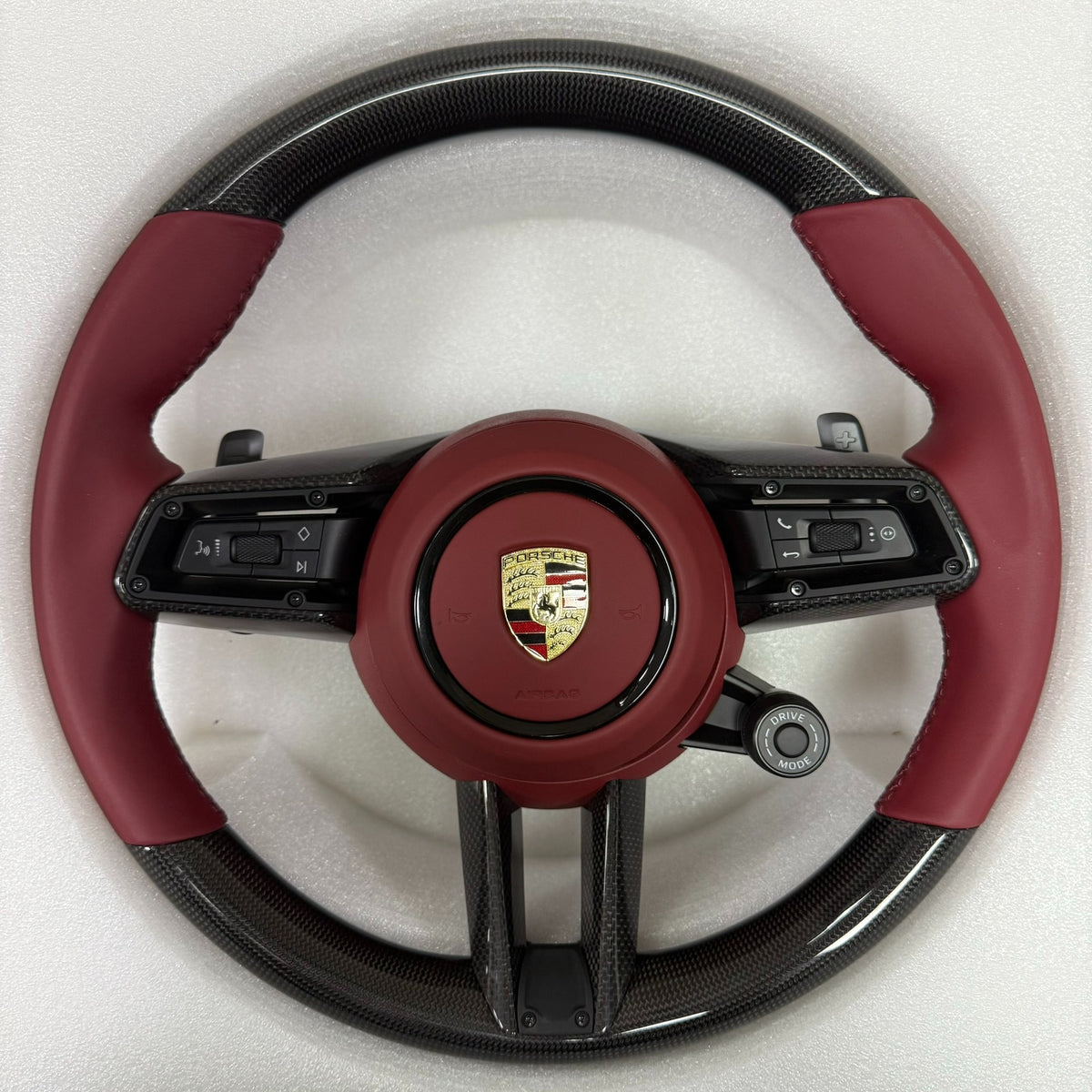 Volante Deportivo Porsche en Fibra de Carbono y Piel Roja con Levas y Controles Multifunción