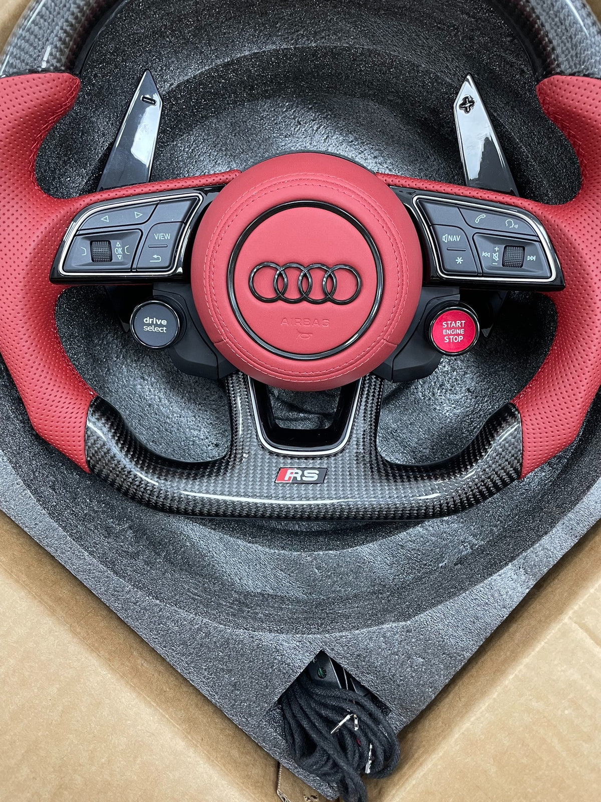 Volante Audi RS Deportivo en Carbono y Piel Roja | Pantalla LED, Levas de Carbono, Drive Select, Botón Start, Fondo Plano y Airbag