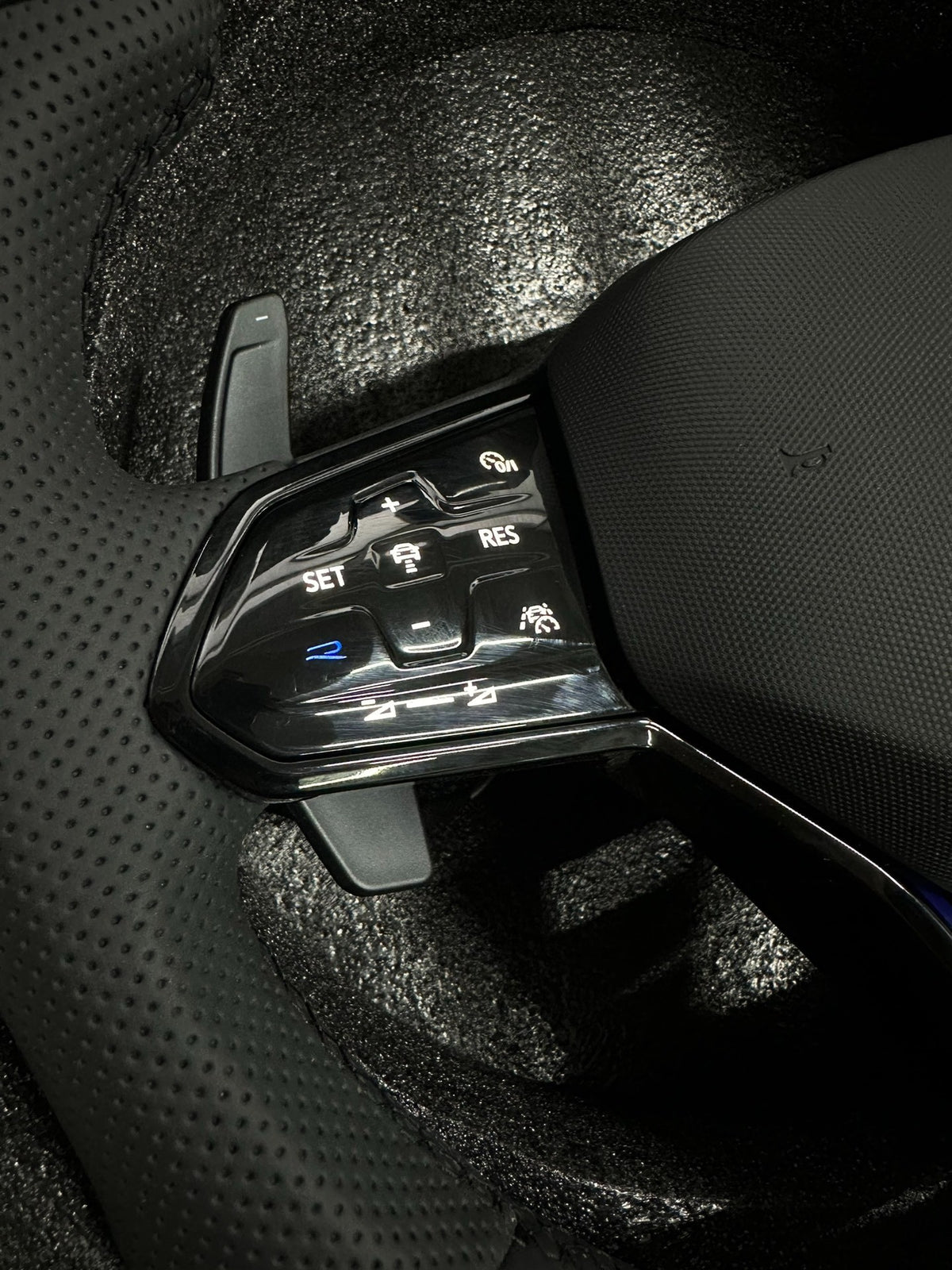 Volante Volkswagen R Deportivo en Cuero Negro Perforado | Calefactable, Levas, Mandos Táctiles, Multifunción y Airbag