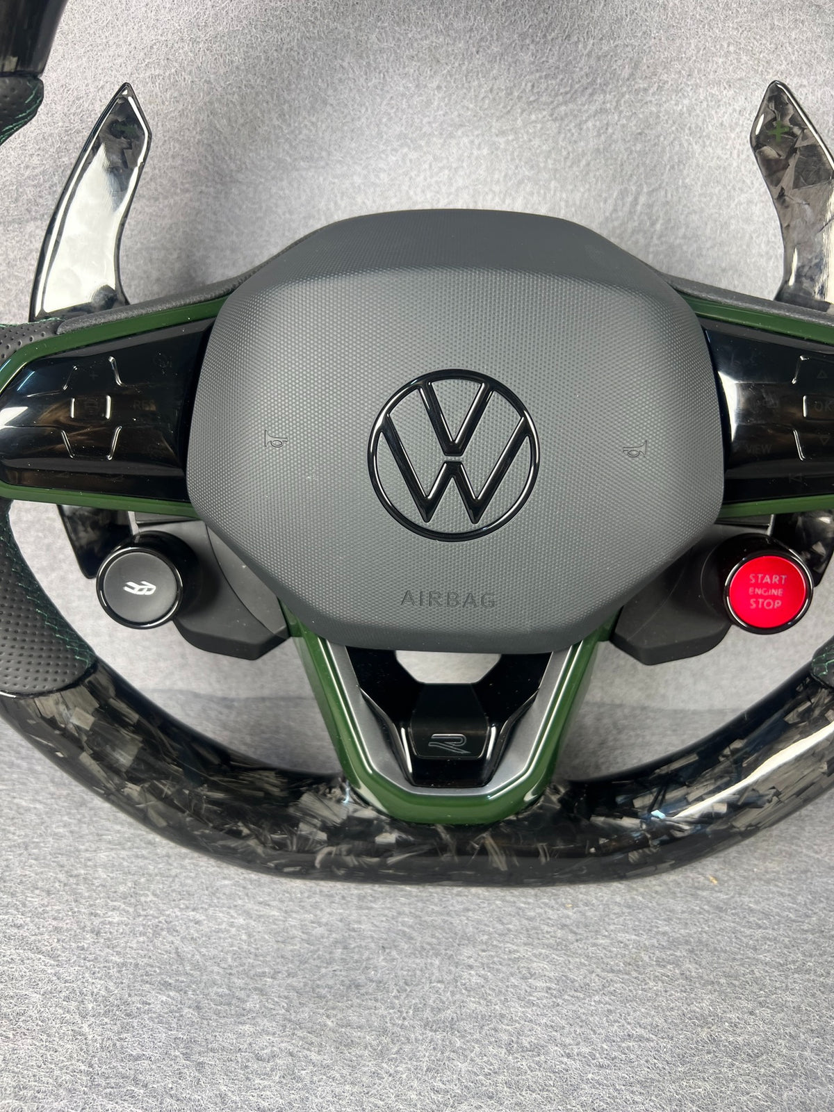 Volante Volkswagen R en fibra de carbono forjada, cuero perforado y detalles verdes con airbag incluido